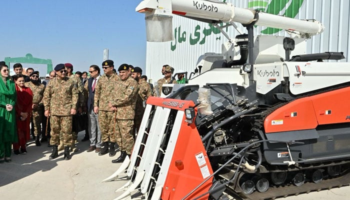 Coas Gen Asim Munir, Punjab CM Maryam Nawaz Inspect Agricultural Machines during the launching ceremony for the Green Pakistan initiative in Cholistan on February 15, 2025. - PK Press Club News