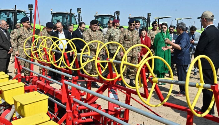 Coas Gen Asim Munir, Punjab CM Maryam Nawaz Inspect Agricultural Machines during the launching ceremony for the Green Pakistan initiative in Cholistan on February 15, 2025. - PK Press Club News