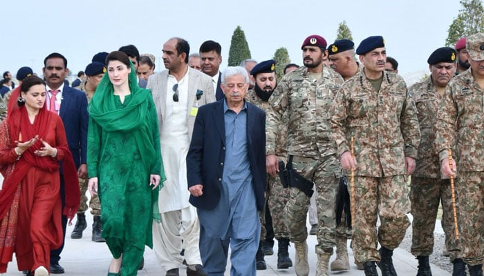 Coas General Asim Munnir (right) illustrated alongside the Punjab CM Maryam Nawaz, Federal Minister Rana Tanveer Hussain and the main provincial Minister Marrium Aurangzeb during the inauguration ceremony of the Green Pakistan initiative in Cholistan on February 15, 2025 .