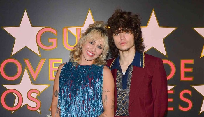 Photo: Miley Cyrus leaning on Beau Maxx Marondo