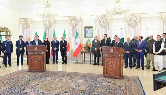 PM Shehbaz (right) and Iranian President admit a joint press conference in Islamabad on August 3. - PID