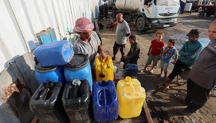 The Palestinians collect water in the middle of the shortages, at a distribution point in Deir al -Balah in the central band of Gaza on August 5, 2025. - Reuters