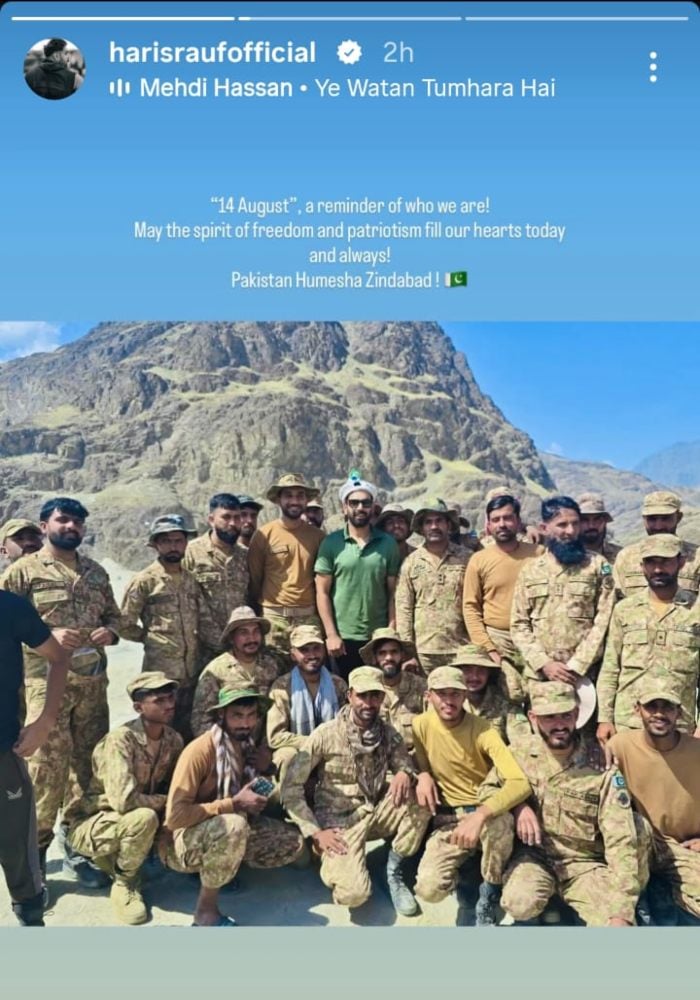 The Pakistani stimulator Haris Rauf poses with soldiers in this image published on August 14, 2025 to mark the day of independence. - Instagram / @ Harisraufofical