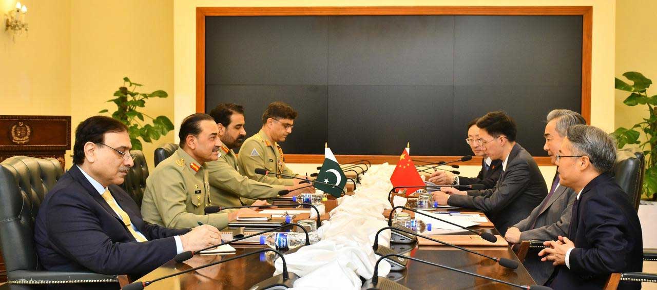 The Chinese delegation of the Minister of Foreign Affairs Wang Yi (right) meets Marshal Asim Munnir in Islamabad on August 22, 2025. - Ispr