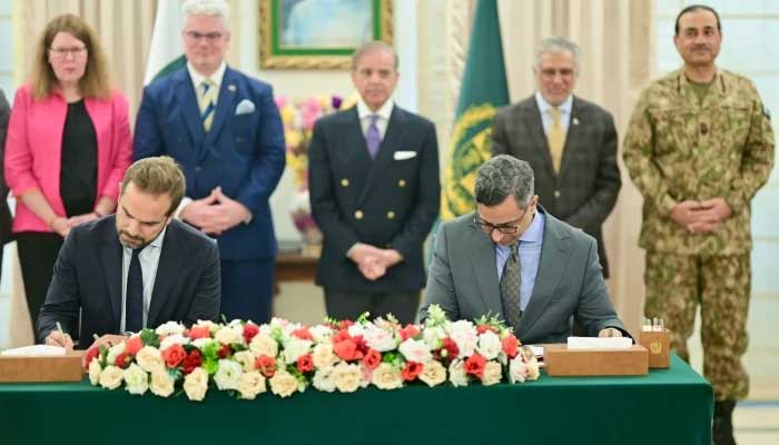 Prime Minister Shehbaz Sharif Signature of the Ceremony of the Agreement Protocol between the National Logistics Corporation (NLC) and the Mota -Engil group with first ministers house, Islamabad, September 8, 2025. - PID
