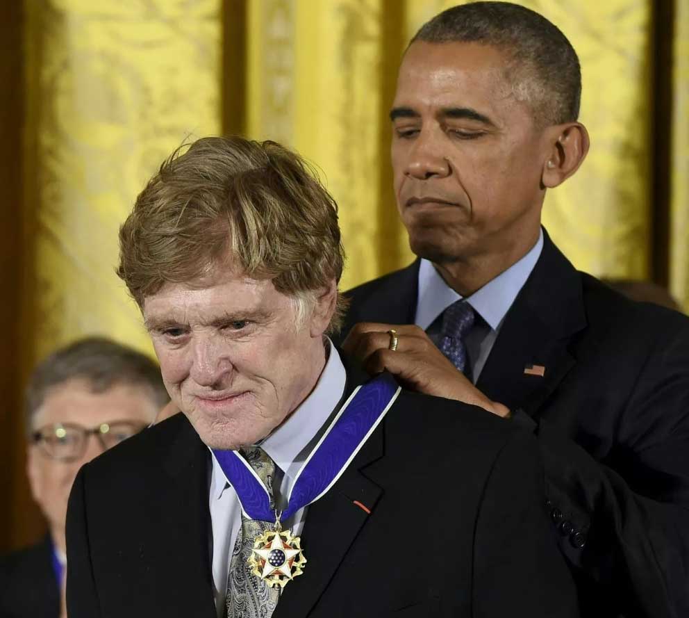 Robert Redford receiving the presidential medal of the freedom of Barack Obama