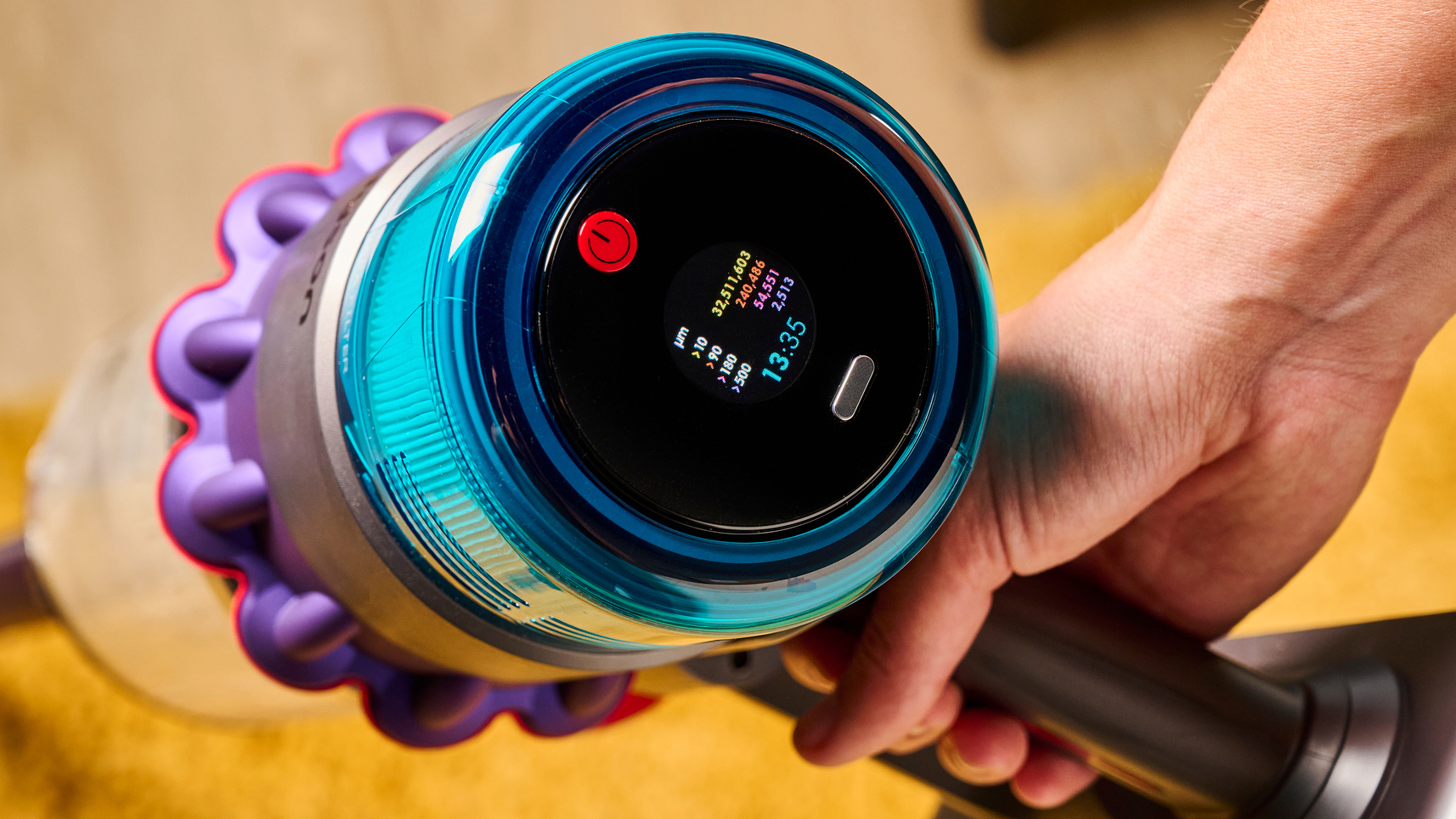 Person using Dyson Gen5detect empty