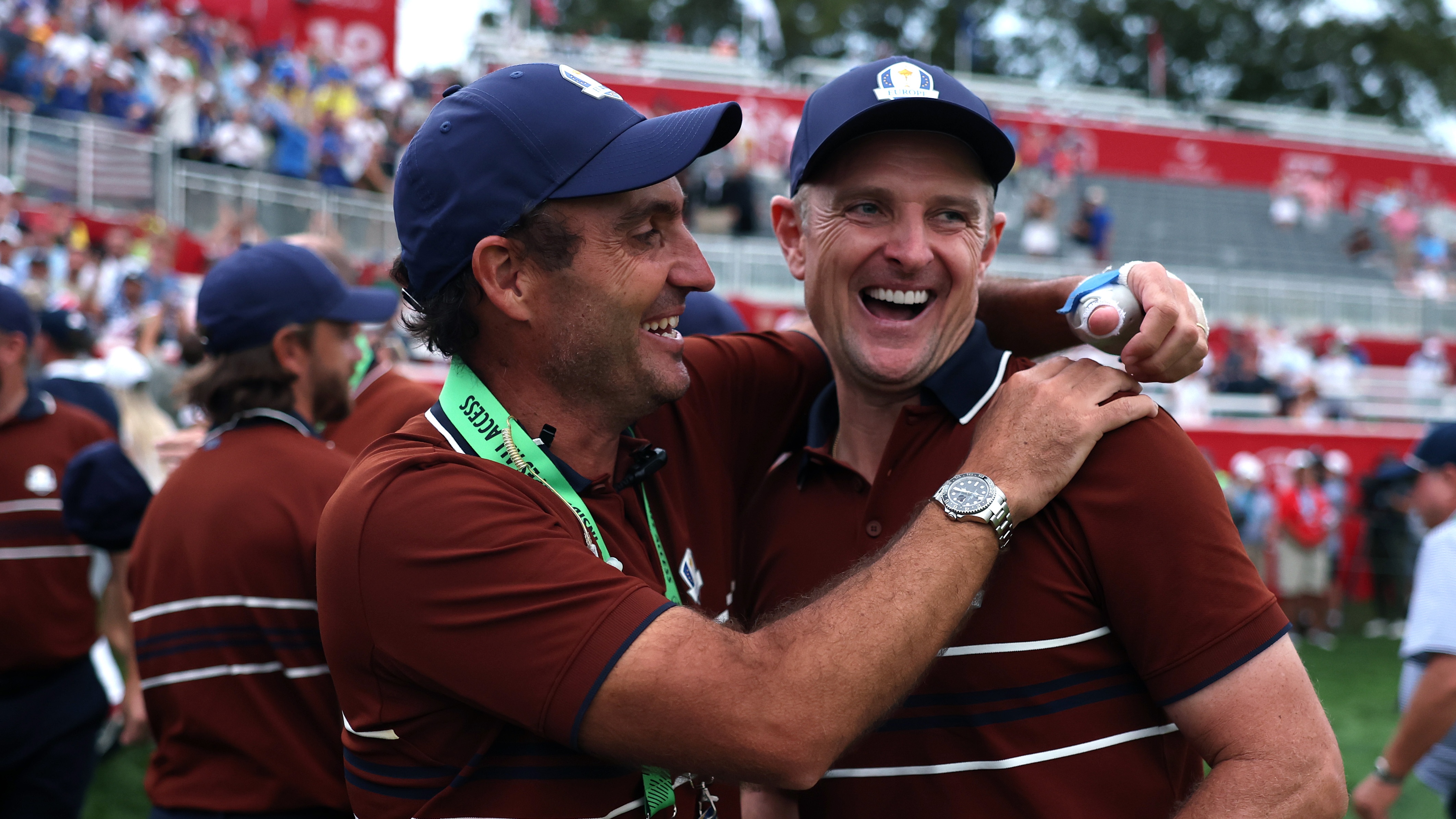 The vice-captain Edoardo Molinari and Justin Rose of Team Europe celebrate the 18th green after the matches of four Saturday afternoons of the Ryder Cup 2025 at the Black Course of the Bethpage State Park Race on September 27, 2025 in Farmingdale, New York.
