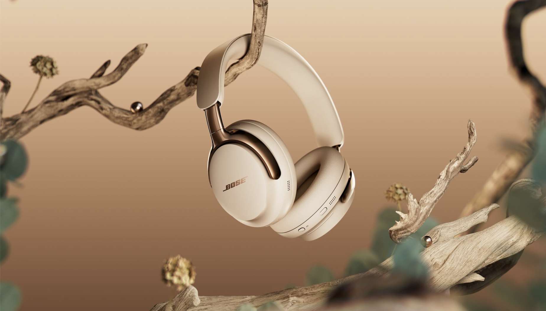 Headphones bose QCU (2nd generation) in & # 039; Driftwood Sand & # 039; on the tree branch, with pearls that also grow on the tree