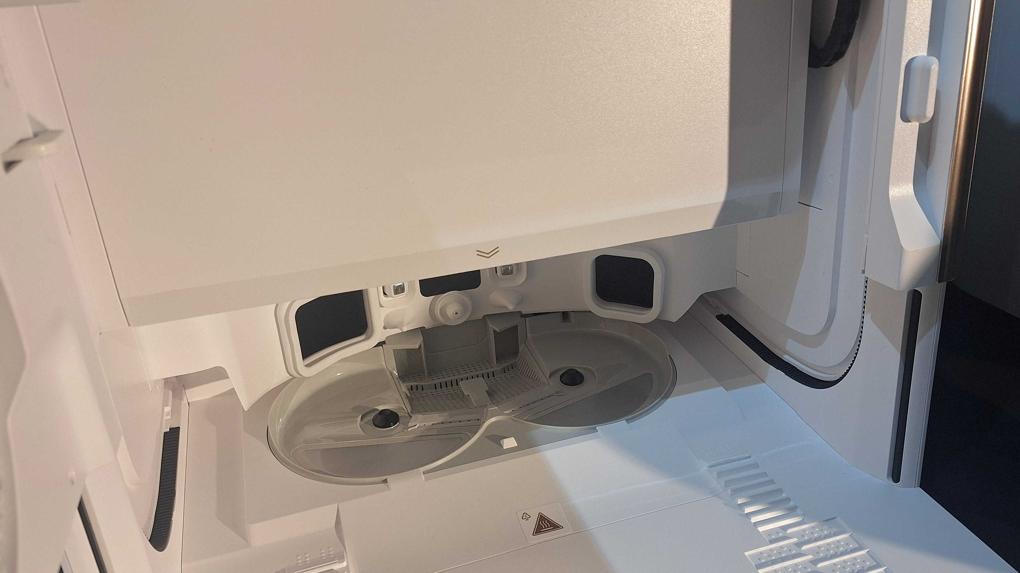 Photo showing the interior of the Matrix10 Ultra & # 039; s dock, with a space for the tampons of mops to sit down and set themselves up to the robot of the robot