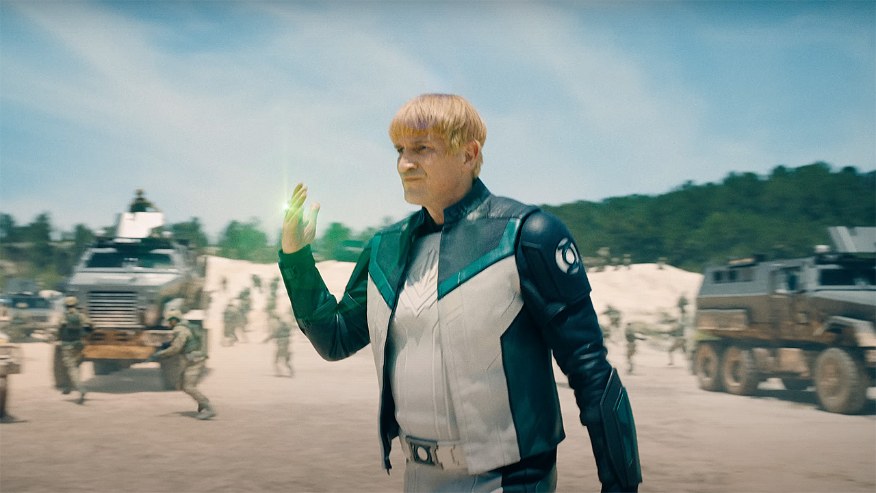 Guy Gardner activating his green lantern ring in an area of ​​the desert in Superman