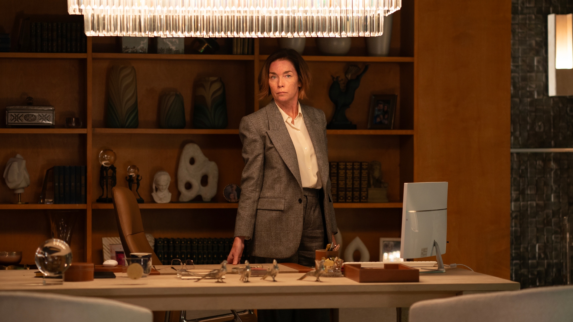 Sinatra is at his desk in Paradise season 1