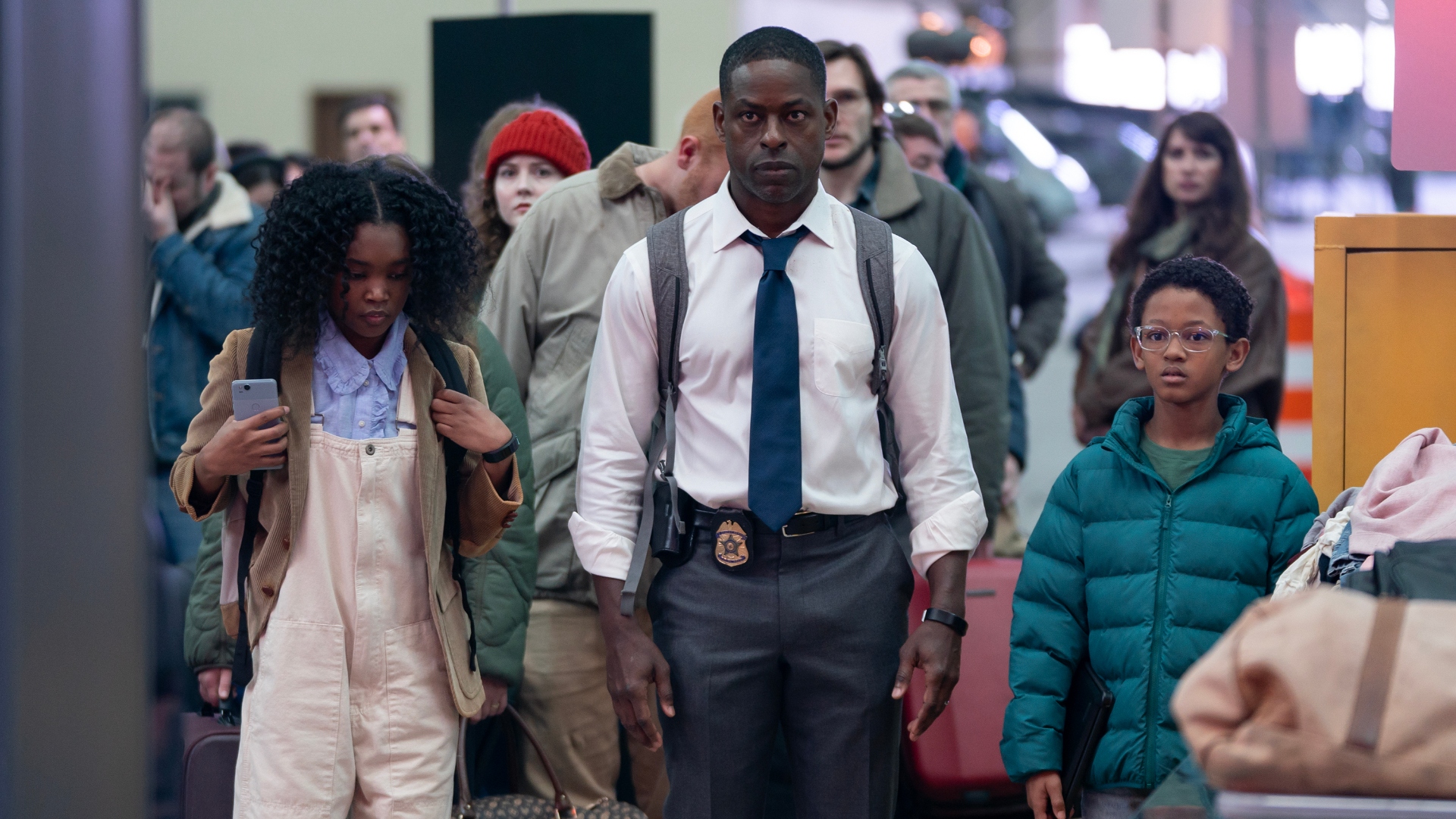 Xavier walks alongside his children in Paradis season 1