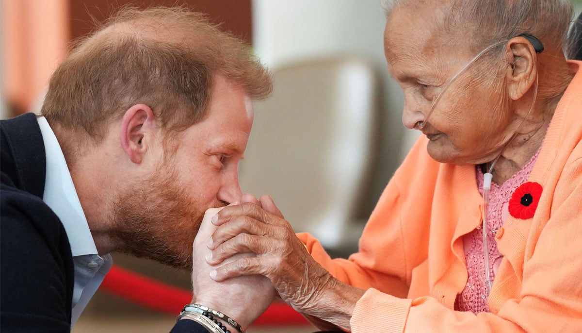 Prince Harry with Villa Shah, 91, some of Canada's longest serving veterans, in a creative arts program at the Sunnybrook Hospitals Veterans Center in Toronto, Ontario, Canada November 6, 2025. Nathan Denette/Pool via REUTERS
