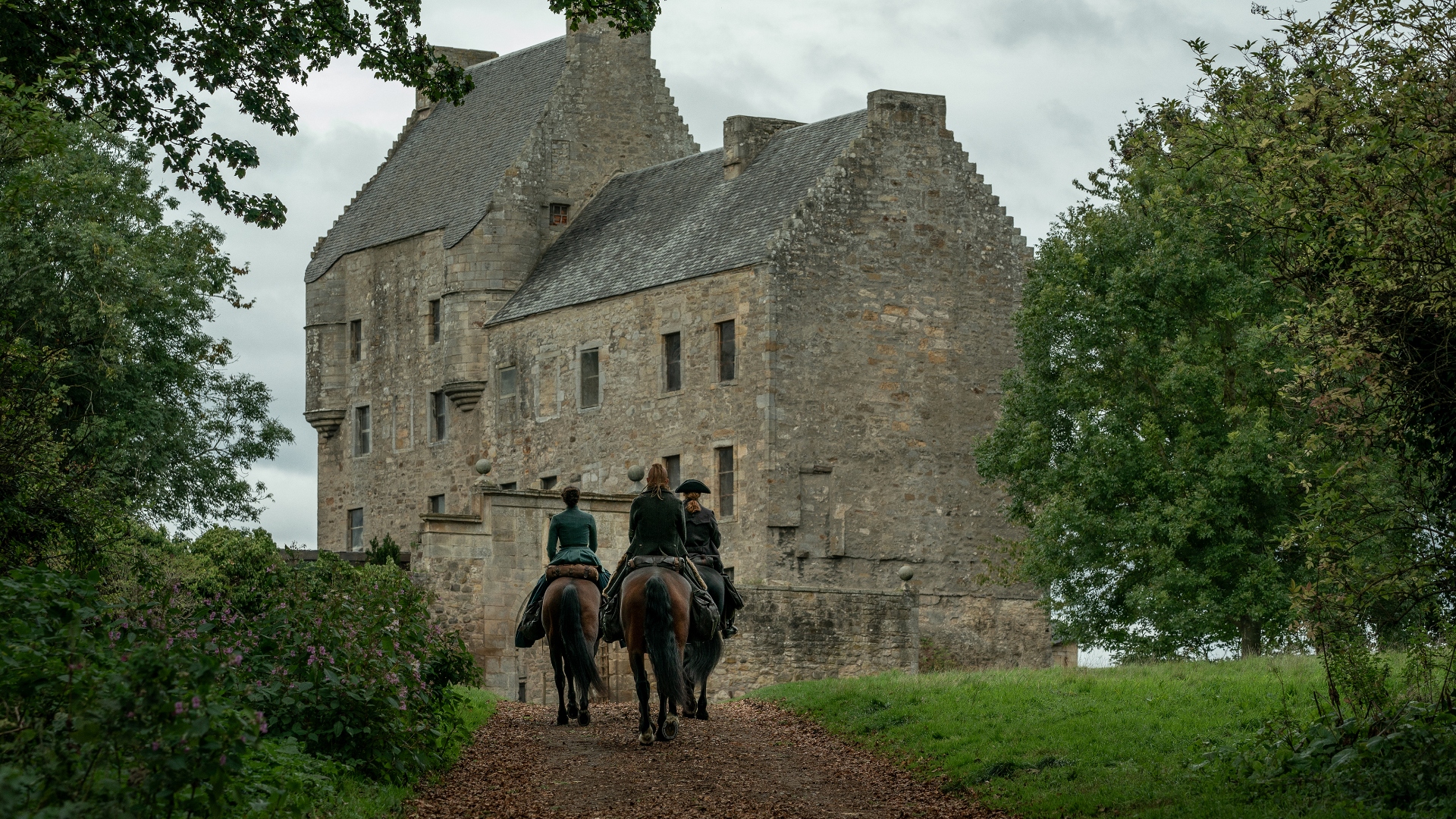 Jamie rides a horse in season 7 of Outlander