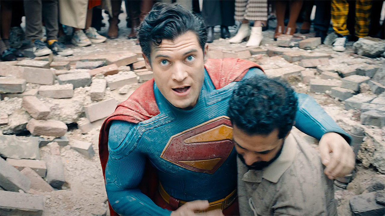 Superman Helped by Pedestrian in 2025 Superman Movie