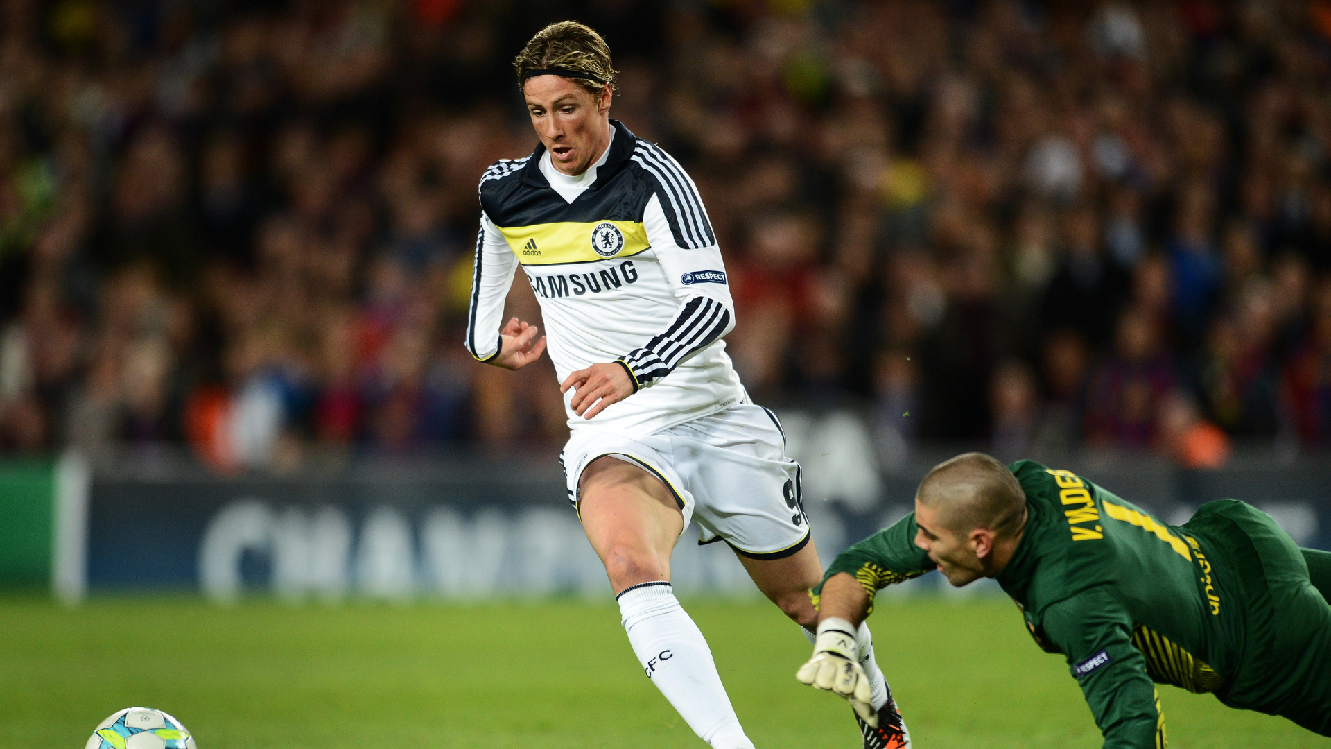 Fernando Torres (L) of Chelsea goes through goalkeeper Victor Valdes of Barcelona to score the equalizing goal during the UEFA Champions League semi-final second leg match between FC Barcelona and Chelsea FC at Camp Nou stadium on April 24, 2012 in Barcelona, ​​Spain.