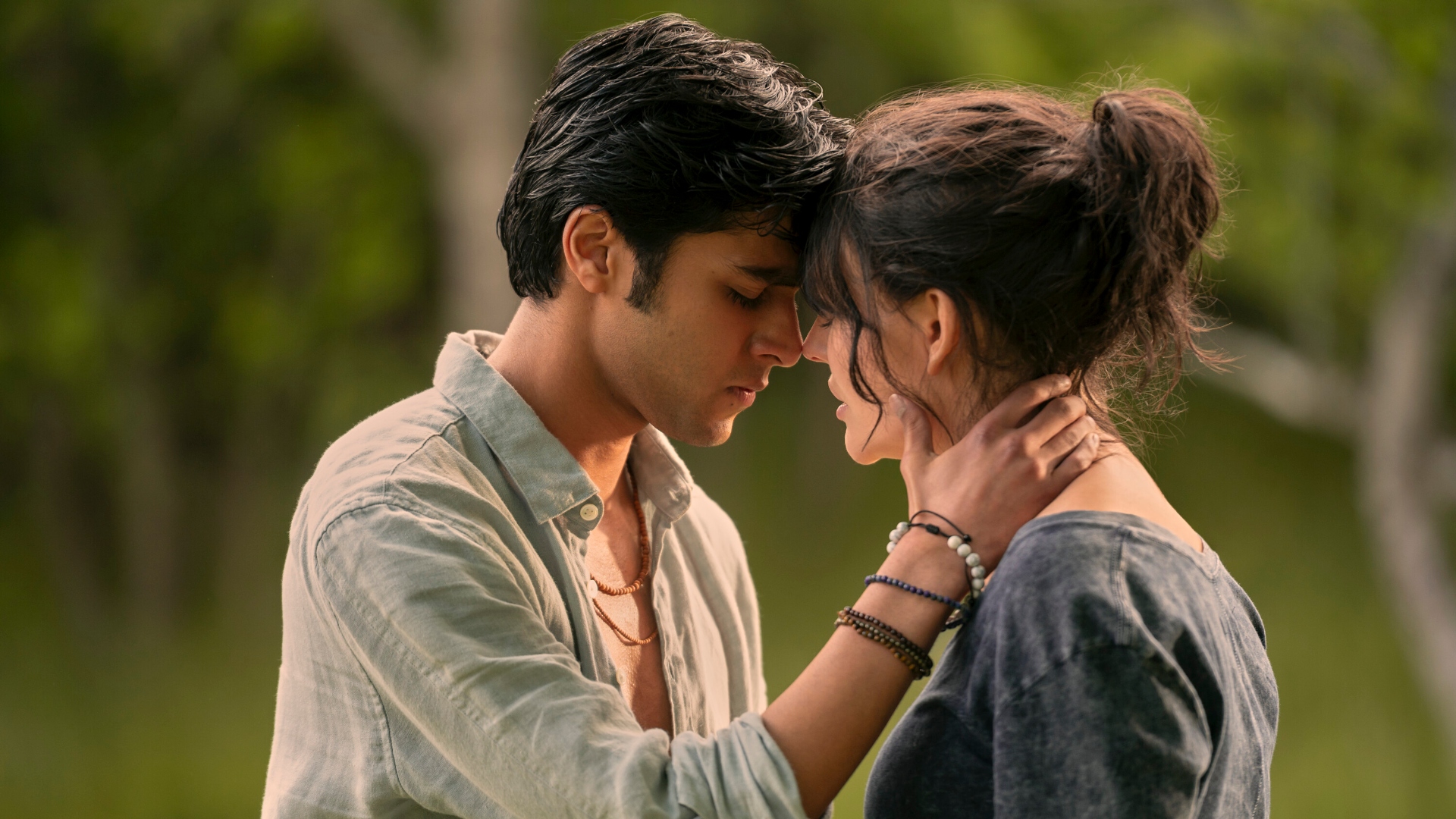 Cadence and Gat shake heads in season 1 of We Were Liars