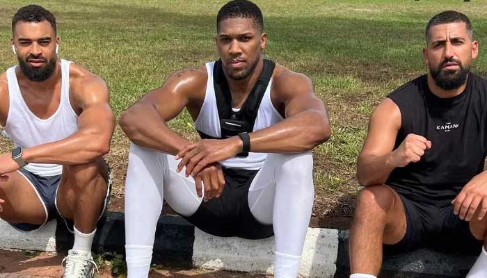 Anthony Joshua with Kevin Latif Ayodele (left) and Sina Ghami (right). —Foxsports
