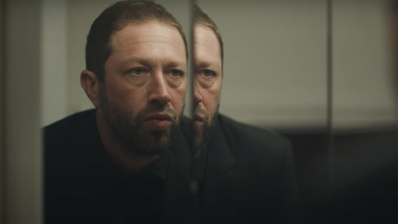 Richie looks in a mirror in The Bear season 4
