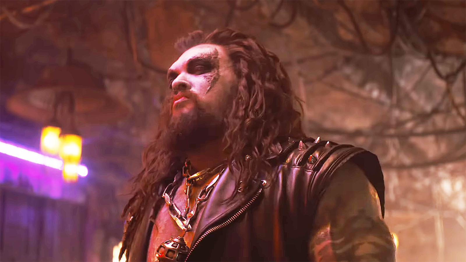 Lobo watching Kara and Ruthye off camera in Supergirl
