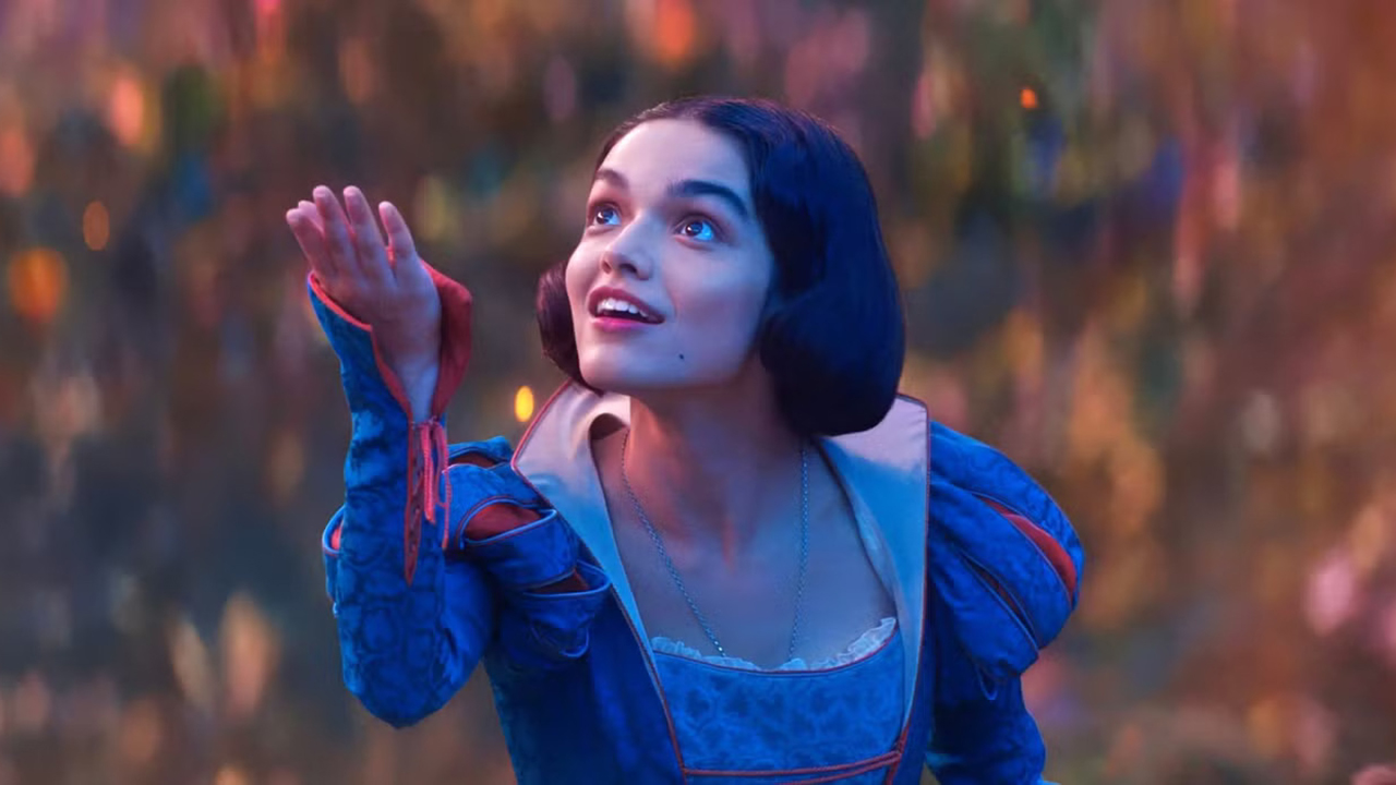 Rachel Zegler's Snow White raising her right hand in her live-action film adaptation of the same name